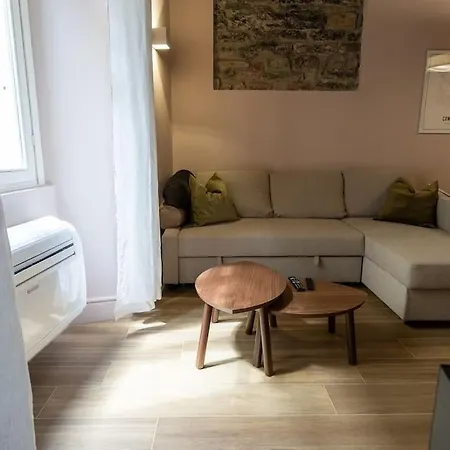 Apartment Del 1400 Nel Cuore Del Centro Storico A 2 Min Dal Porto E Con 2 Bici Gratuite Como